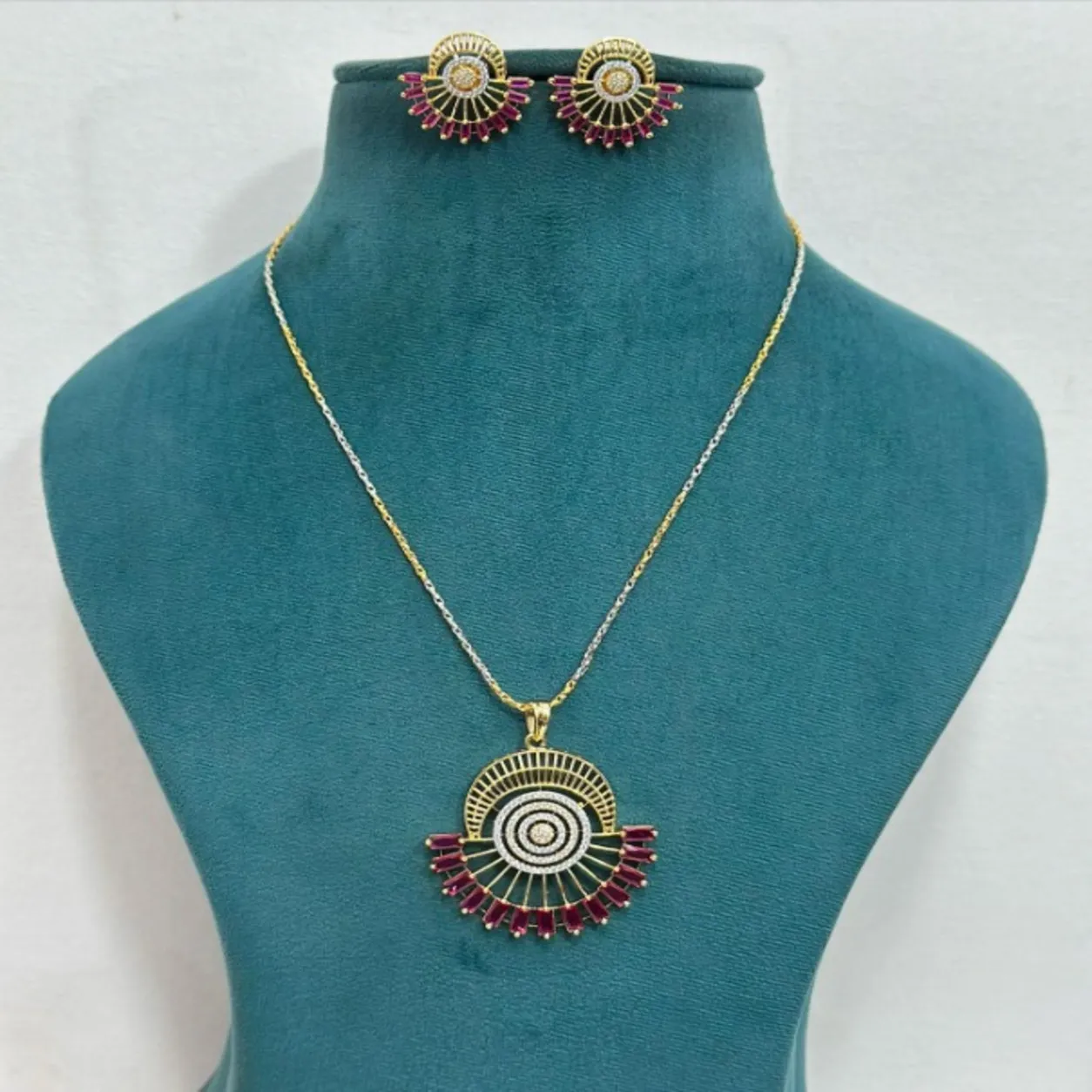 YV 290 Designer Chain Pendant Set